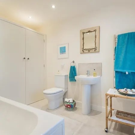 Holiday home 3 Bed In Sz190 *